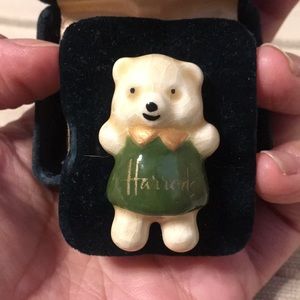 Harrod’s teddy bear brooch in green velvet case